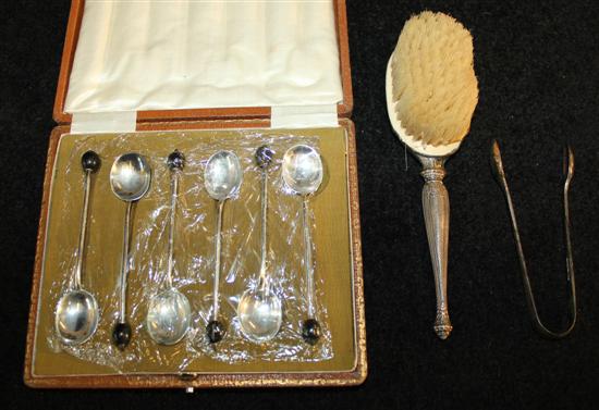 Set six George V silver bean end coffee spoons, tongs and a brush